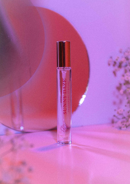 Staand parfumflesje met gouden dop, doorzichtige glazen flacon en roze opschrift