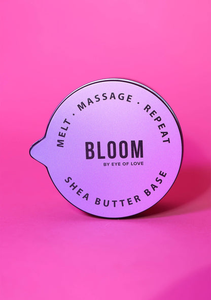 Rond deksel van zwarte massagekaars met tekst BLOOM en Shea Butter Base.