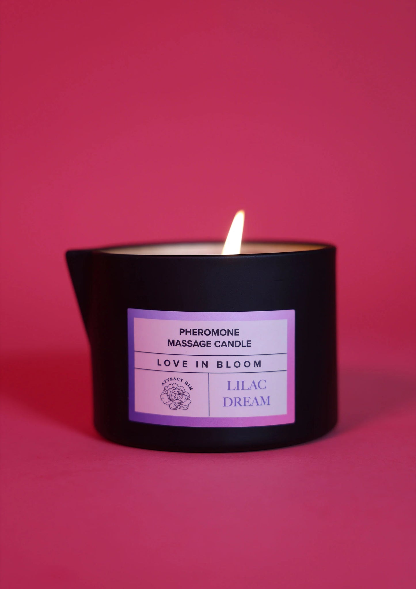 Zwarte massagekaars met etiket Love in Bloom en Lilac Dream, brandende pit.