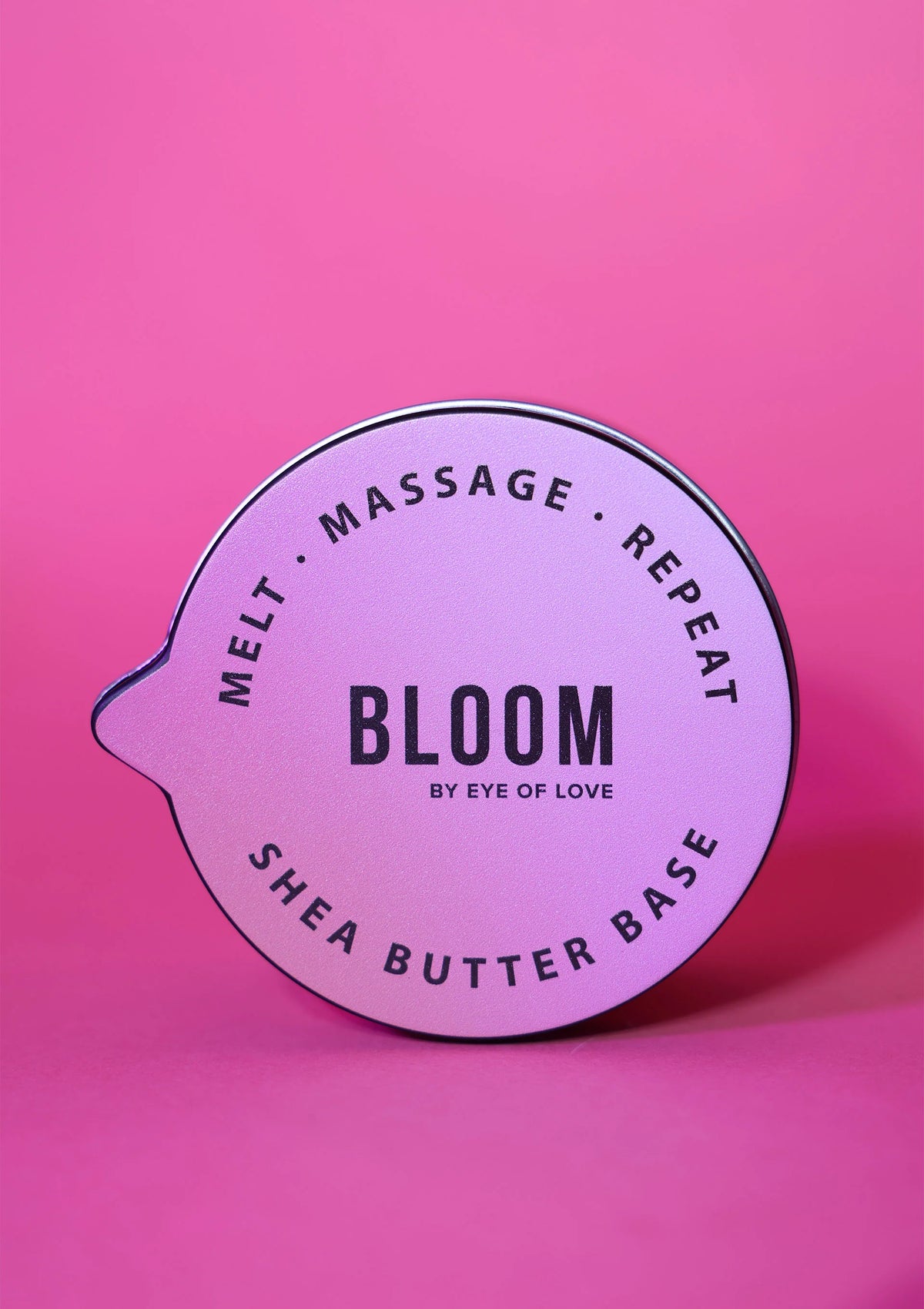 Rond deksel van massagekaars met tekst MELT, MASSAGE, REPEAT en BLOOM.