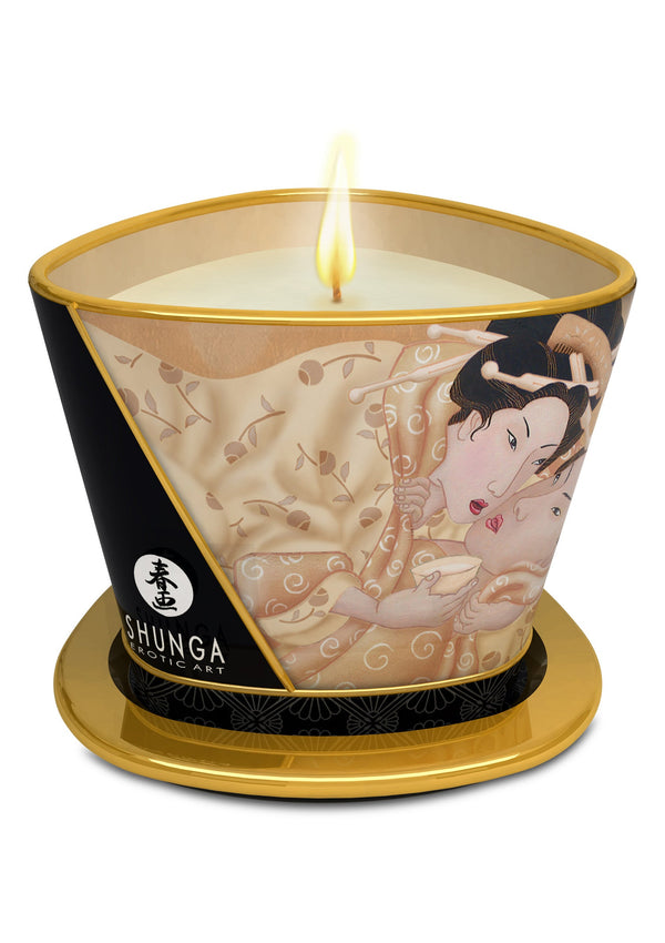 Massagekaars Shunga met beige illustratie en brandende kaars op gouden voet.