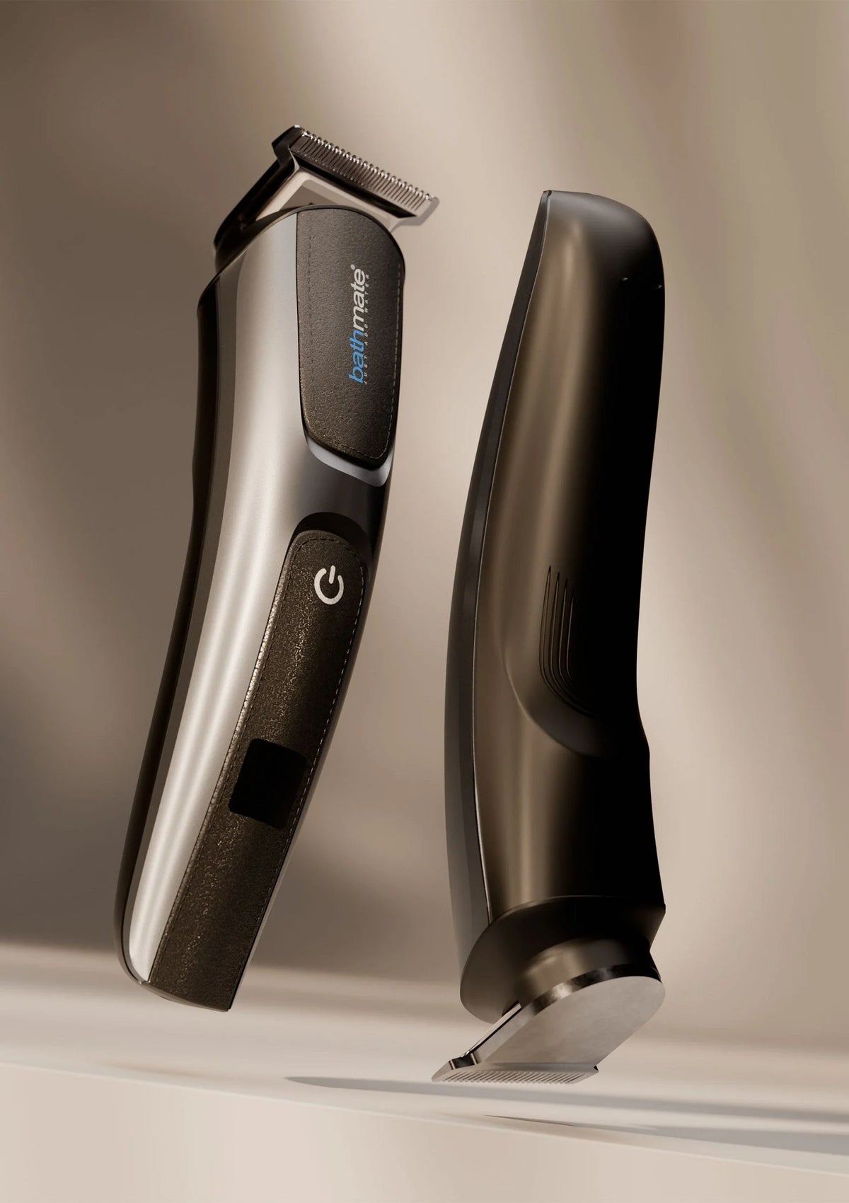 Bathmate TRIM 2.0 baardtrimmer met zilvergrijze behuizing en aan/uit-knop