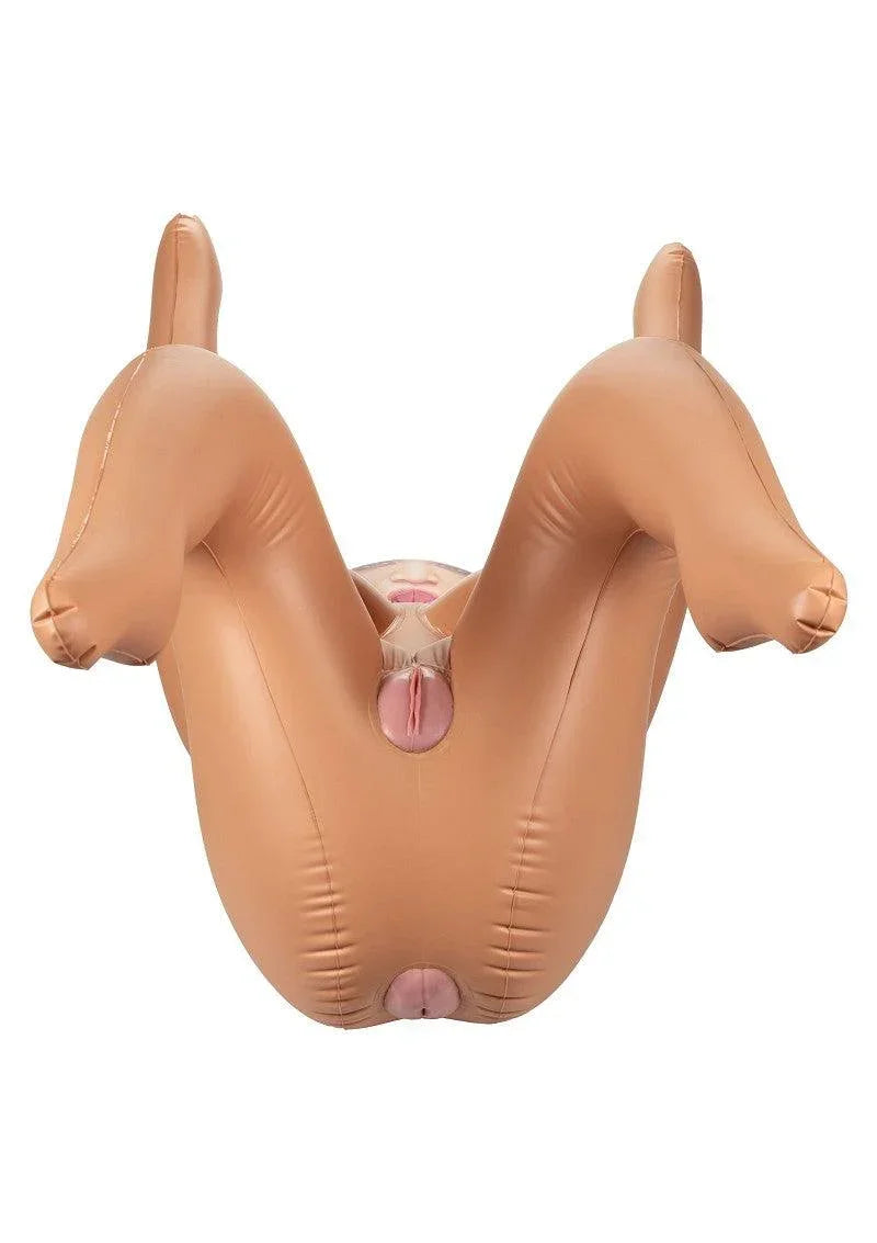 Naakte beige seks-pop, achteraanzicht met open benen en zichtbare roze opening in kruis.