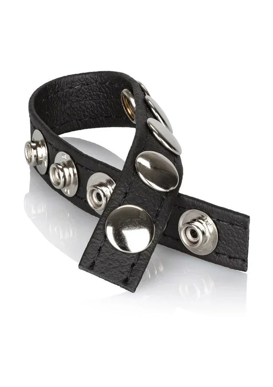 Zwarte lederen armband met meerdere metalen drukknoppen en ronde decorstukken