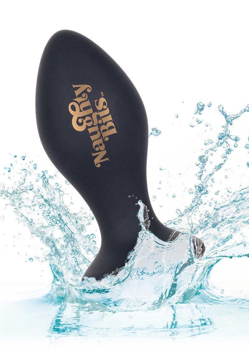 Zwarte vibrerende kontplug met opschrift en amberkleurige steen, in spetters water