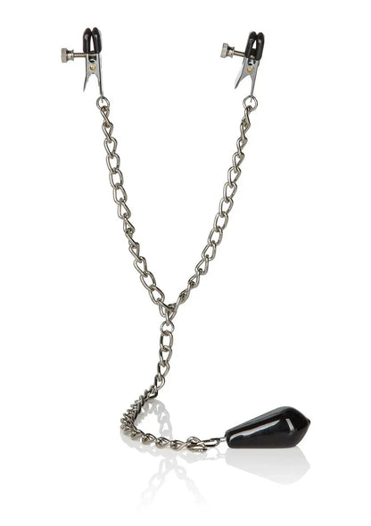 Gewogen tepelklemmen met twee metalen klemmen, zilverkleurige ketting en zwart gewicht.