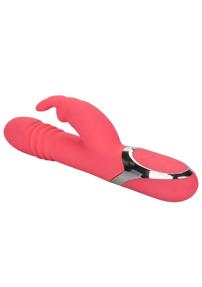 Roze konijnvibrator met gedraaide vorm en metalen inzetstuk aan de basis