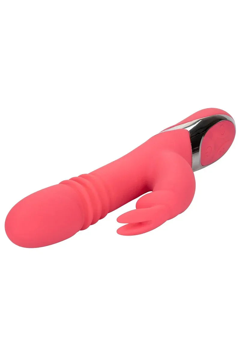 Roze konijnvibrator in liggende houding met vingerschuifvorm en metalen onderkant