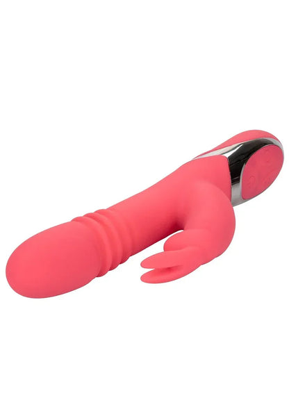 Roze konijnvibrator in liggende houding met vingerschuifvorm en metalen onderkant