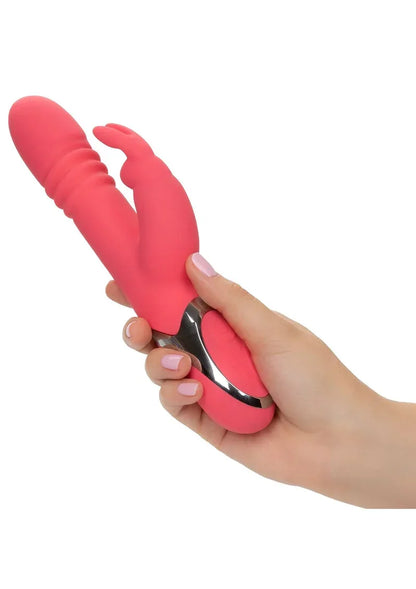 Roze konijnvibrator vastgehouden in de hand met metalen basis en bedieningsknop