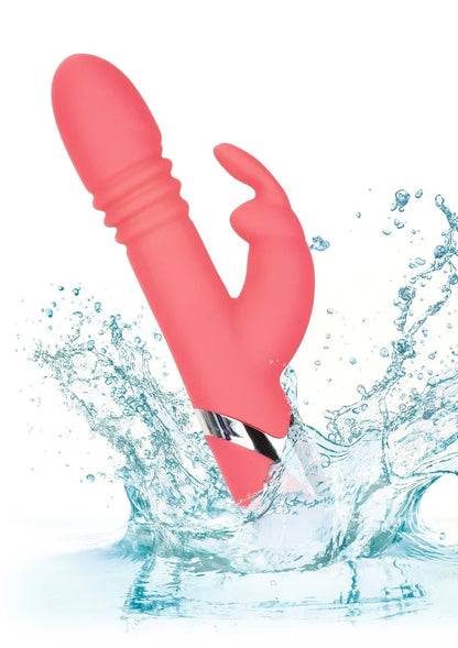 Roze konijnvibrator met waterdruppels rondom het vibrerende inzetstuk