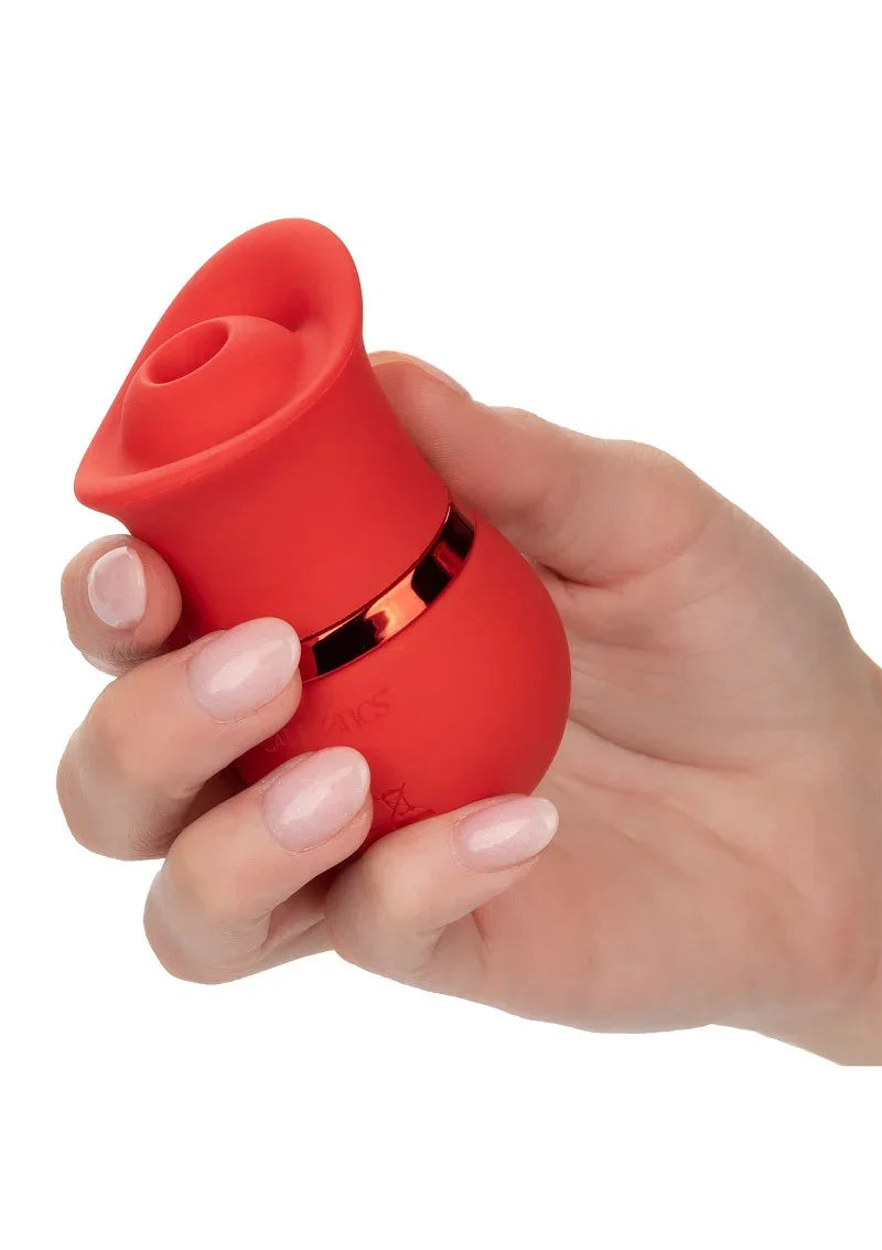 Rood zuigaccessoire in hand, met zwarte metalen ring.