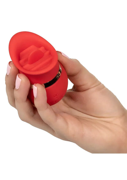 Rode siliconen vibrator vastgehouden in hand, met ribbelopening