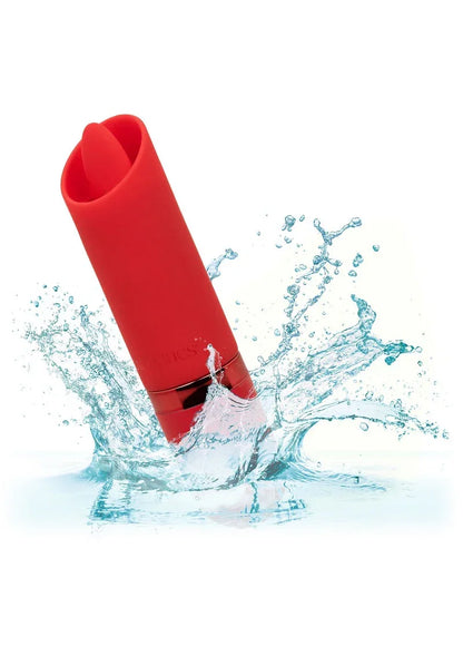 Rode lipstick-vibrator van siliconen, staafvormig met open kopje bovenaan.