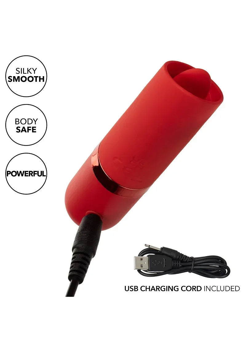 Rode lippenstift-vibrator met USB-oplaadkabel en zwarte snoerconnector.