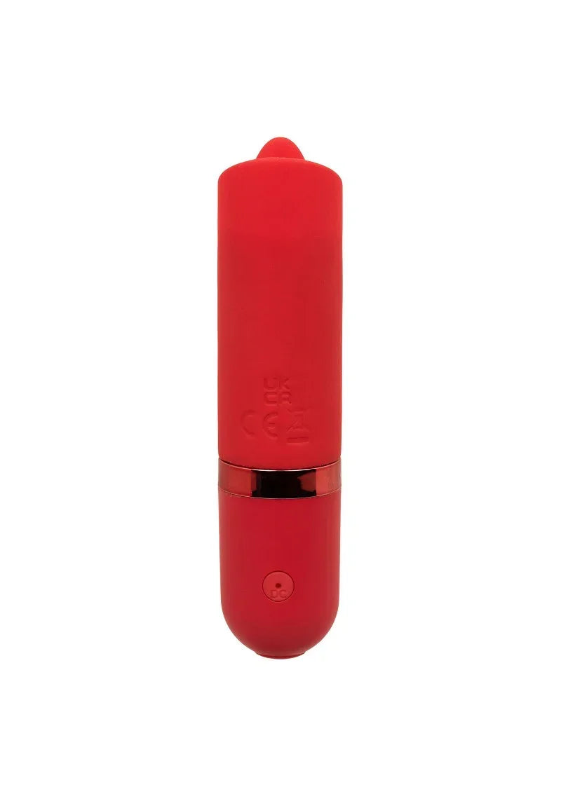 Rode lippenstiftvormige mini vibrator met knop op de onderzijde en zwarte sluitring.