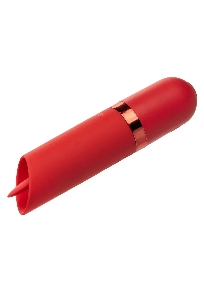 Rode mini vibrator in lippenstiftvorm met schuin beeld, ronde opening en metalen ring.
