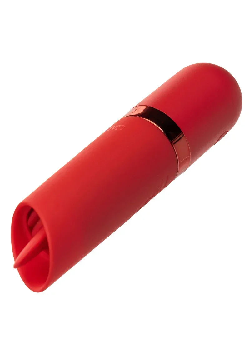 Rode lippenstiftvormige mini vibrator in schuin zijaanzicht met zwarte ring.