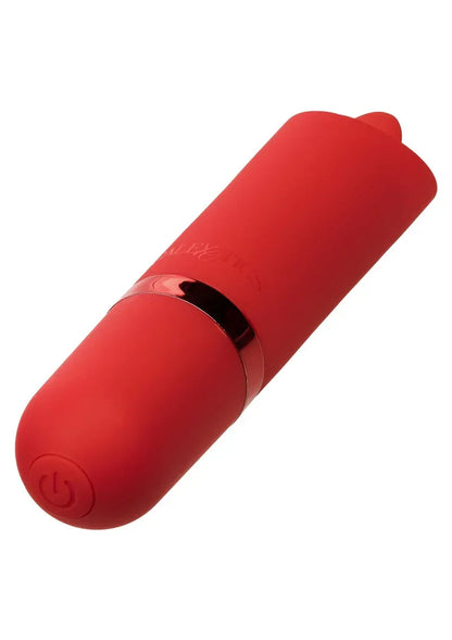 Rode lippenstiftvormige mini vibrator met gestileerde tekst en zwarte sluitring.