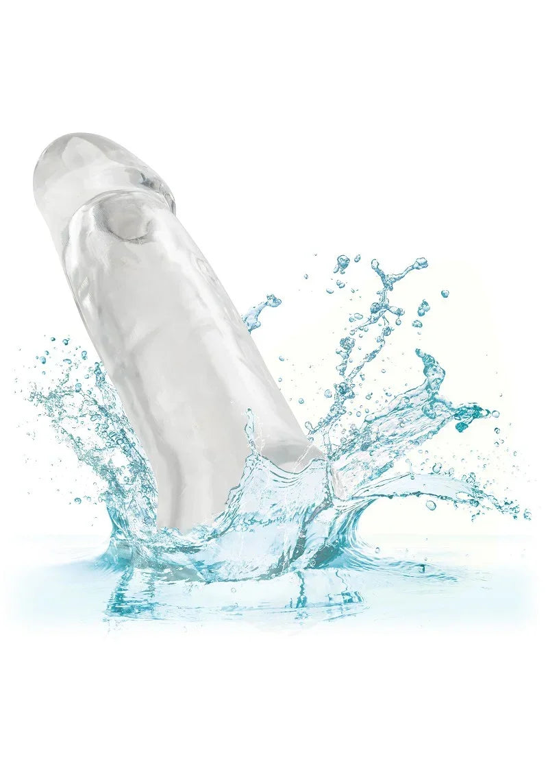 Transparante verlengextensie met waterdruppels rond het oppervlak.