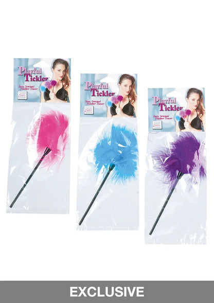 Veer-tickler met lange steel en roze, blauwe en paarse veren