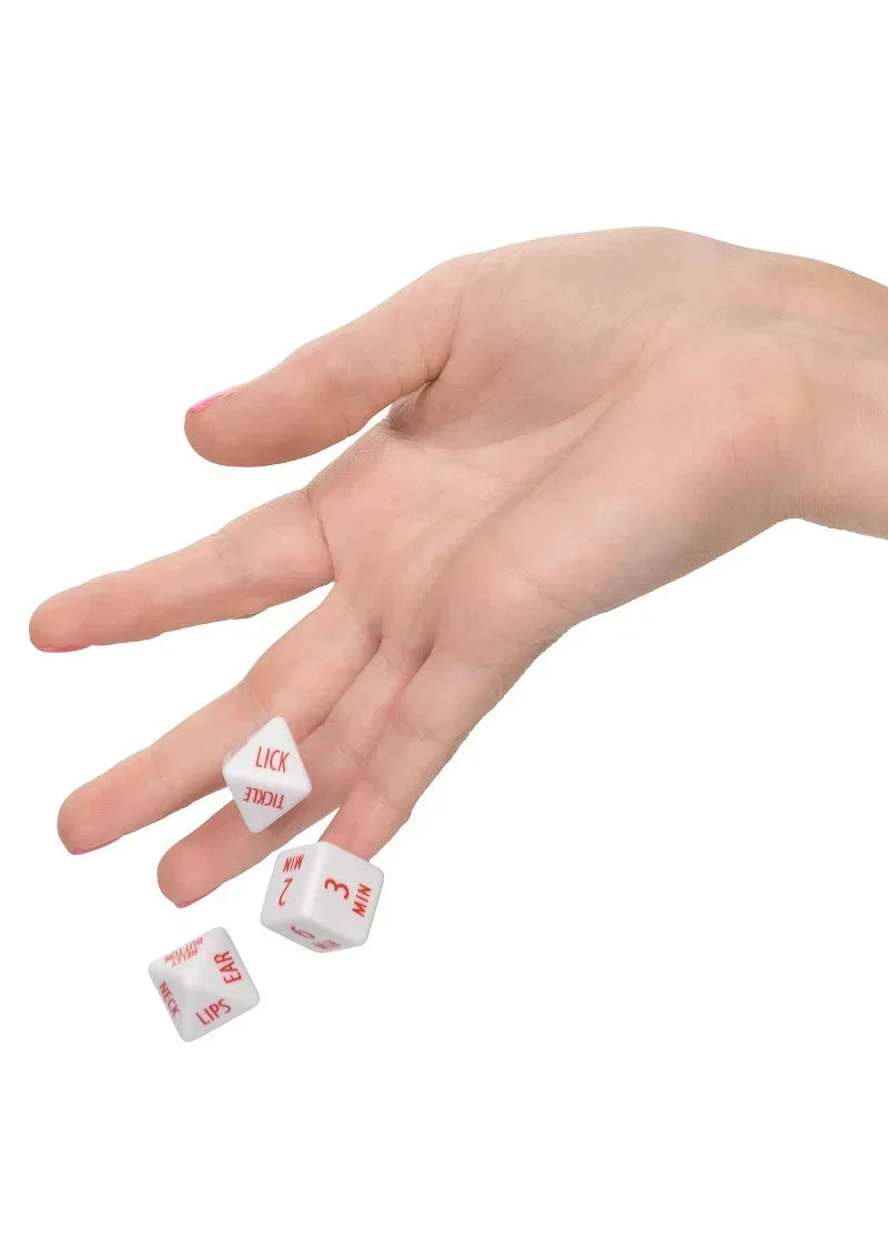 Hand met witte dobbelsteen met rode tekst 'Lick' en 'Min', plus drie losse dobbelstenen.