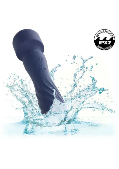 Blauwe siliconen vibrator, gedeeltelijk in water met opspattend water rond het product.