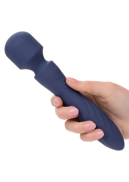 Blauwe siliconen vibrator in hand, met knoppen op de steel.