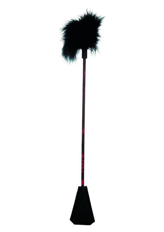 Zwarte feather crop met pluizige veer bovenaan en zwarte slagdop onderaan