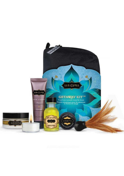 Getawaykit van Kama Sutra met zwarte toilettas, tubes en potjes, inclusief veer