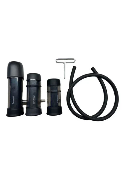 Accessoireset met drie zwarte cilinders, zwarte slang en metalen beugel